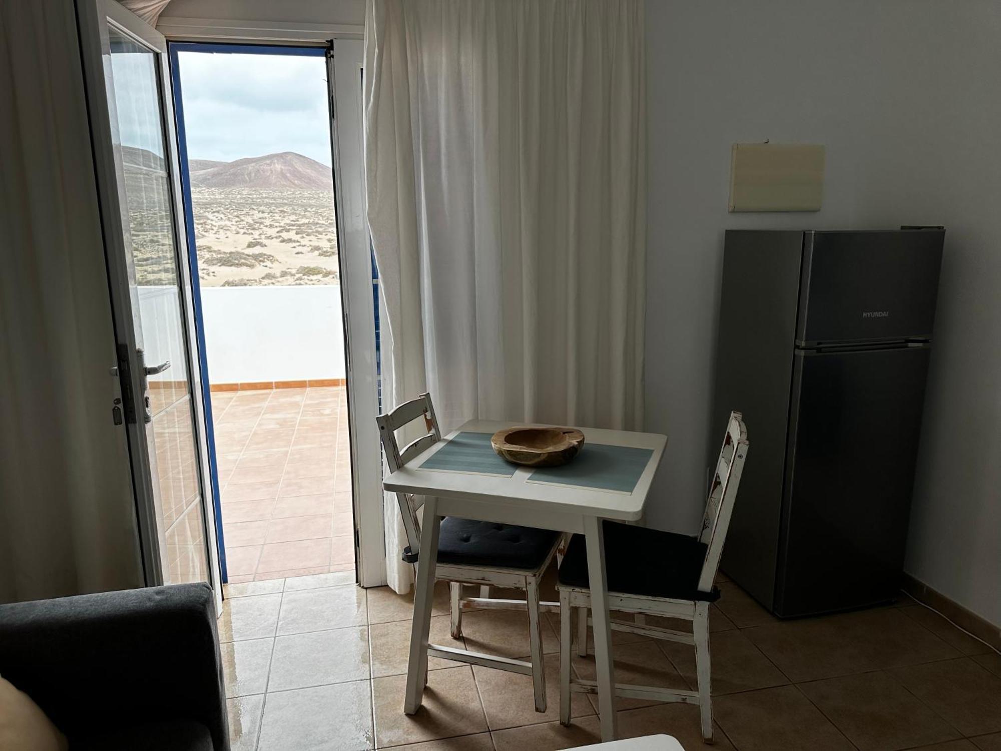 Apartamentos Burgao Caleta de Sebo Exteriör bild